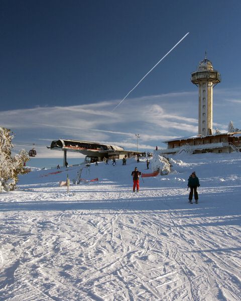 Blick auf die schneebedeckte Station der Kabinenseilbahn auf dem Ettelsberg.