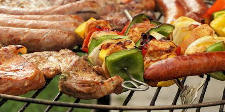 Fleisch und Gemüsespieße auf dem Grill