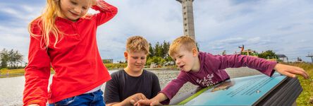 Kinder vor dem Bilderbuch an Riekes Raupenweg