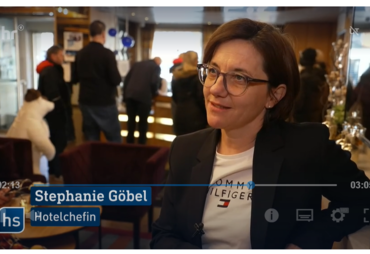 Bild zur News: Hoteldirektorin Stephanie Göbel im Hessenschau-Beitrag zum Skisprung-Weltcup in Willingen