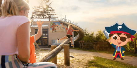 Mutter mit zwei Kinder auf der Wippe auf dem Spielplatz